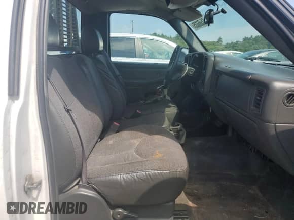 2005 GMC Sierra 1500 Work Truck z VIN 1GTEC14X55Z141000, wystawiony jako Copart lot #64566835 z przebiegiem 159 276 mil mil oraz Czysty tytuł • Clean title. Historia ofert i sprzedaży dostępna na DreamBid. Obrazek 10.