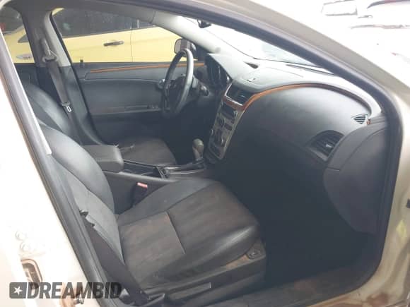 2010 Chevrolet Malibu 2LT z VIN 1G1ZD5EB6AF143030, wystawiony jako IAAI lot #43394355 z przebiegiem 112 558 mil mil oraz . Historia ofert i sprzedaży dostępna na DreamBid. Obrazek 5.