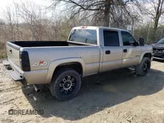 2003 Chevrolet Silverado 1500HD LS z VIN 1GCGK13U33F131230, wystawiony jako Copart lot #52699415 z przebiegiem 237 280 mil mil oraz Szkoda całkowita • Salvage title. Historia ofert i sprzedaży dostępna na DreamBid. Obrazek 3.