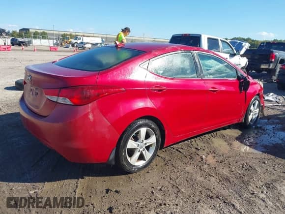 2013 Hyundai Elantra GLS z VIN KMHDH4AE3DU966459, wystawiony jako IAAI lot #43381832 z przebiegiem 155 649 mil mil oraz . Historia ofert i sprzedaży dostępna na DreamBid. Obrazek 4.