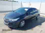 2018 Chevrolet Cruze LS z VIN 1G1BC5SM5J7180025, wystawiony jako IAAI lot #43222366 z przebiegiem 104 481 mil mil oraz . Historia ofert i sprzedaży dostępna na DreamBid. Obrazek 2.