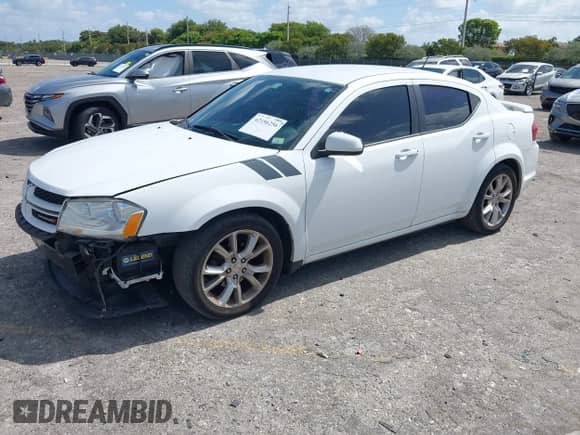 2014 Dodge Avenger R/T z VIN 1C3CDZBG8EN225989, wystawiony jako IAAI lot #42156256 z przebiegiem 172 715 mil mil oraz . Historia ofert i sprzedaży dostępna na DreamBid. Obrazek 2.