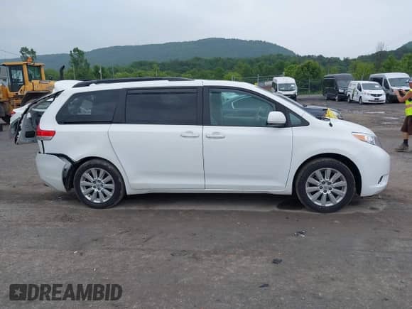 2013 Toyota Sienna XLE с VIN 5TDDK3DC5DS051336, выставлен на аукционе IAAI как лот 42391686 с пробегом 67 360 миль миль и . История ставок и продаж доступна на DreamBid. Изображение 14.