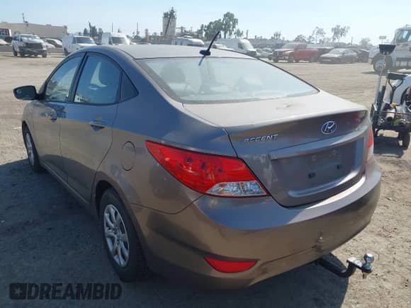 2013 Hyundai Accent GLS z VIN KMHCT4AE2DU317648, wystawiony jako IAAI lot #42934017 z przebiegiem 172 717 mil mil oraz . Historia ofert i sprzedaży dostępna na DreamBid. Obrazek 3.