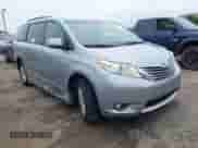 2016 Toyota Sienna XLE z VIN 5TDYK3DCXGS697249, wystawiony jako IAAI lot #42153128 z przebiegiem 54 824 mil mil oraz . Historia ofert i sprzedaży dostępna na DreamBid. Obrazek 1.