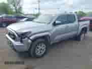 2024 Toyota Tacoma SR5 z VIN 3TMKB5FN2RM000305, wystawiony jako IAAI lot #42108145 z przebiegiem Nie podano mil oraz . Historia ofert i sprzedaży dostępna na DreamBid. Obrazek 2.