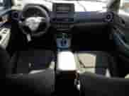 2022 Hyundai Kona SEL z VIN KM8K62AB0NU912271, wystawiony jako Copart lot #86729555 z przebiegiem 26 746 mil mil oraz Szkoda całkowita • Salvage title. Historia ofert i sprzedaży dostępna na DreamBid. Obrazek 8.