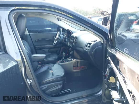 2018 Jeep Compass Trailhawk z VIN 3C4NJDDB8JT343455, wystawiony jako IAAI lot #42545545 z przebiegiem 90 515 mil mil oraz . Historia ofert i sprzedaży dostępna na DreamBid. Obrazek 5.