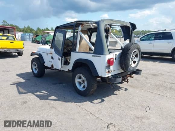 1991 Jeep Wrangler with VIN 2J4FY19P3MJ117746, listed as a IAAI auction lot 43284641 with 151,796 mi miles and . Bid and sale history available at DreamBid. Image 3.
