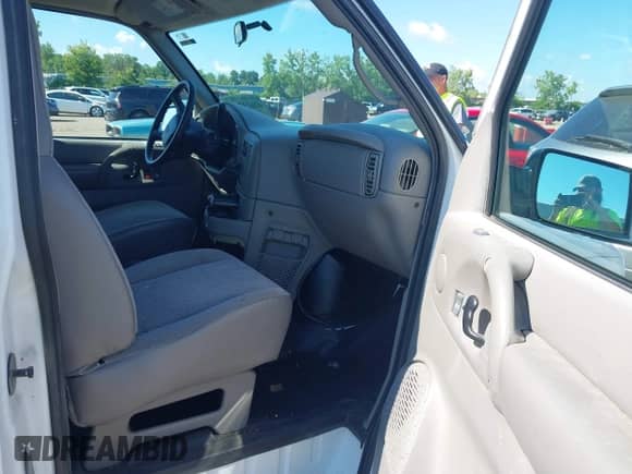 2005 Chevrolet Astro Cargo z VIN 1GCDM19X65B107724, wystawiony jako IAAI lot #42613741 z przebiegiem 62 178 mil mil oraz . Historia ofert i sprzedaży dostępna na DreamBid. Obrazek 5.