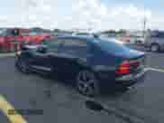 2024 Volvo S60 Plus Dark Theme z VIN 7JRL12FL1RG305360, wystawiony jako IAAI lot #42554764 z przebiegiem 15 613 mil mil oraz . Historia ofert i sprzedaży dostępna na DreamBid. Obrazek 3.