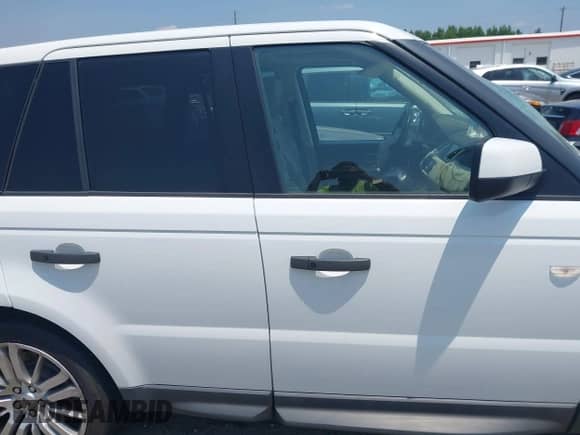 2011 Land Rover Range Rover Sport HSE Lux z VIN SALSK2D49BA704912, wystawiony jako IAAI lot #42583257 z przebiegiem 129 948 mil mil oraz . Historia ofert i sprzedaży dostępna na DreamBid. Obrazek 13.