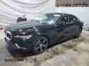 2022 Volvo S60 Inscription z VIN 7JRL12TL1NG153823, wystawiony jako Copart lot #69588365 z przebiegiem 70 620 mil mil oraz Szkoda całkowita • Salvage title. Historia ofert i sprzedaży dostępna na DreamBid. Obrazek 1.