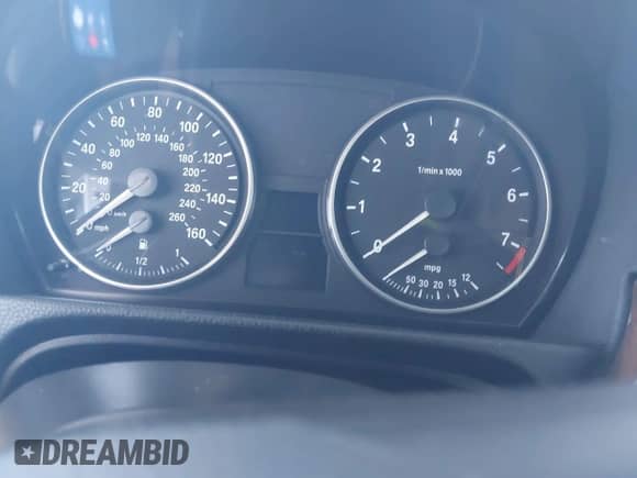 2007 BMW 3 Series 328i z VIN WBAVC53557FZ80461, wystawiony jako IAAI lot #43567151 z przebiegiem Nie podano mil oraz . Historia ofert i sprzedaży dostępna na DreamBid. Obrazek 7.