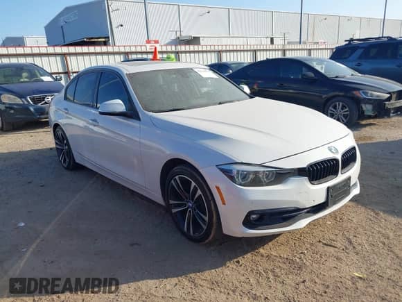 2018 BMW 3 Series 330i z VIN WBA8B9G58JNV00220, wystawiony jako IAAI lot #43516070 z przebiegiem 113 508 mil mil oraz . Historia ofert i sprzedaży dostępna na DreamBid. Obrazek 1.