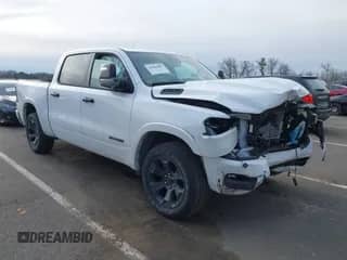 2025 Ram 1500 Big Horn z VIN 1C6RRFFG9SN505648, wystawiony jako IAAI lot #41501880 z przebiegiem 8 826 mil mil oraz . Historia ofert i sprzedaży dostępna na DreamBid. Obrazek 1.
