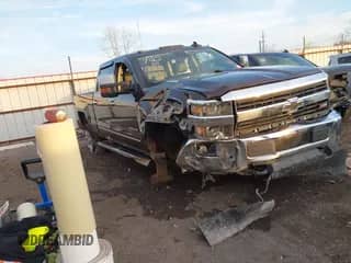 2016 Chevrolet Silverado 2500HD LTZ z VIN 1GC1KWE84GF127700, wystawiony jako IAAI lot #41120551 z przebiegiem 153 077 mil mil oraz . Historia ofert i sprzedaży dostępna na DreamBid. Obrazek 1.