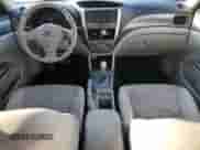 2011 Subaru Forester X z VIN JF2SHBBC9BH713876, wystawiony jako Copart lot #82521355 z przebiegiem 145 145 mil mil oraz Czysty tytuł • Clean title. Historia ofert i sprzedaży dostępna na DreamBid. Obrazek 8.