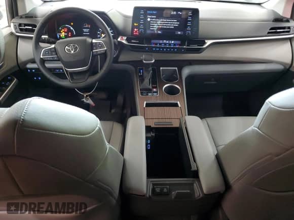 2021 Toyota Sienna XLE z VIN 5TDYRKEC7MS027027, wystawiony jako Copart lot #71498205 z przebiegiem 27 679 mil mil oraz Szkoda całkowita • Salvage title. Historia ofert i sprzedaży dostępna na DreamBid. Obrazek 8.