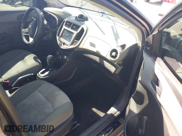 2017 Chevrolet Sonic LS z VIN 1G1JB5SH9H4145694, wystawiony jako IAAI lot #42824555 z przebiegiem 83 688 mil mil oraz . Historia ofert i sprzedaży dostępna na DreamBid. Obrazek 5.