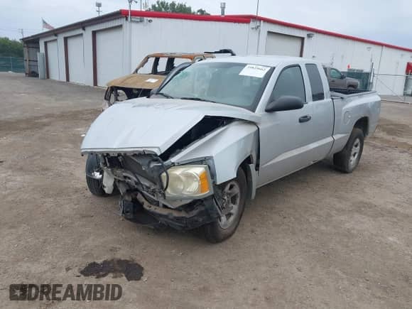2005 Dodge Dakota ST z VIN 1D7HE22KX5S309314, wystawiony jako IAAI lot #39829662 z przebiegiem Nie podano mil oraz . Historia ofert i sprzedaży dostępna na DreamBid. Obrazek 2.