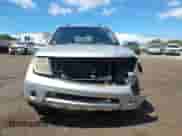 2005 Nissan Pathfinder SE z VIN 5N1AR18W85C708863, wystawiony jako IAAI lot #42585381 z przebiegiem 145 851 mil mil oraz . Historia ofert i sprzedaży dostępna na DreamBid. Obrazek 12.