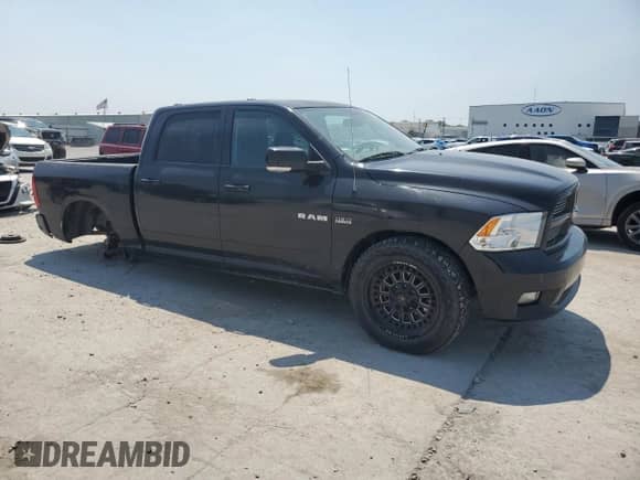 2010 Dodge 1500 SLT z VIN 1D7RB1CT8AS196150, wystawiony jako Copart lot #67450495 z przebiegiem 137 323 mil mil oraz Szkoda całkowita • Salvage title. Historia ofert i sprzedaży dostępna na DreamBid. Obrazek 4.