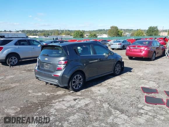 2017 Chevrolet Sonic LT z VIN 1G1JD6SG2H4153160, wystawiony jako IAAI lot #43408592 z przebiegiem 91 510 mil mil oraz . Historia ofert i sprzedaży dostępna na DreamBid. Obrazek 4.