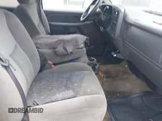 2005 Chevrolet Silverado 1500HD LS z VIN 1GCGC13U25F863364, wystawiony jako IAAI lot #42650260 z przebiegiem 278 150 mil mil oraz . Historia ofert i sprzedaży dostępna na DreamBid. Obrazek 5.