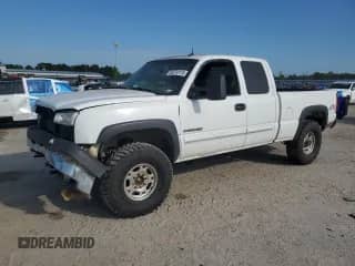 2003 Chevrolet Silverado 2500HD LT z VIN 1GCHK29G83E125196, wystawiony jako Copart lot #55274115 z przebiegiem 307 475 mil mil oraz Szkoda całkowita • Salvage title. Historia ofert i sprzedaży dostępna na DreamBid. Obrazek 1.