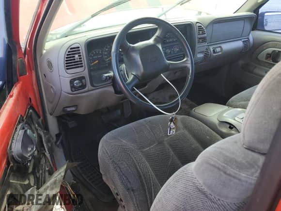 1998 Chevrolet Silverado 1500 z VIN 1GCEC19R2WE165144, wystawiony jako Copart lot #70020375 z przebiegiem 354 838 mil mil oraz Szkoda całkowita • Salvage title. Historia ofert i sprzedaży dostępna na DreamBid. Obrazek 8.