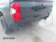 2017 Toyota Tundra SR5 z VIN 5TFEW5F10HX221912, wystawiony jako IAAI lot #42268725 z przebiegiem 92 588 mil mil oraz . Historia ofert i sprzedaży dostępna na DreamBid. Obrazek 19.