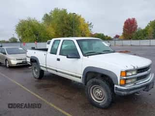 1997 Chevrolet Silverado 2500 z VIN 1GCGK29R3VE256620, wystawiony jako IAAI lot #43458914 z przebiegiem 253 629 mil mil oraz . Historia ofert i sprzedaży dostępna na DreamBid. Obrazek 1.