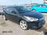 2013 Hyundai Veloster w/Gray Int z VIN KMHTC6AD3DU162921, wystawiony jako IAAI lot #42686954 z przebiegiem 129 398 mil mil oraz . Historia ofert i sprzedaży dostępna na DreamBid. Obrazek 1.