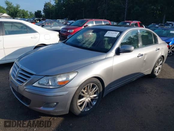 2010 Hyundai Genesis z VIN KMHGC4DE1AU101847, wystawiony jako IAAI lot #42712256 z przebiegiem 81 048 mil mil oraz . Historia ofert i sprzedaży dostępna na DreamBid. Obrazek 2.