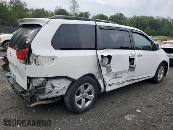 2013 Toyota Sienna XLE AAS z VIN 5TDYK3DC5DS332425, wystawiony jako Copart lot #84026495 z przebiegiem 98 144 mil mil oraz Szkoda całkowita • Salvage title. Historia ofert i sprzedaży dostępna na DreamBid. Obrazek 3.