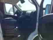 2025 Ram ProMaster Cargo Tradesman z VIN 3C6MRVHG6SE546311, wystawiony jako IAAI lot #42392193 z przebiegiem 1 568 mil mil oraz . Historia ofert i sprzedaży dostępna na DreamBid. Obrazek 5.