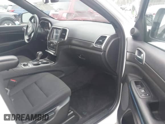 2018 Jeep Grand Cherokee Laredo E z VIN 1C4RJFAG2JC503130, wystawiony jako IAAI lot #41527333 z przebiegiem 95 669 mil mil oraz . Historia ofert i sprzedaży dostępna na DreamBid. Obrazek 5.