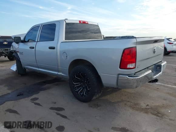 2018 Ram 1500 Tradesman z VIN 1C6RR6KM2JS225601, wystawiony jako IAAI lot #43214577 z przebiegiem 164 538 mil mil oraz . Historia ofert i sprzedaży dostępna na DreamBid. Obrazek 3.