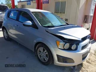 2012 Chevrolet Sonic LS z VIN 1G1JA6SH1C4229834, wystawiony jako IAAI lot #43034050 z przebiegiem 153 583 mil mil oraz . Historia ofert i sprzedaży dostępna na DreamBid. Obrazek 1.