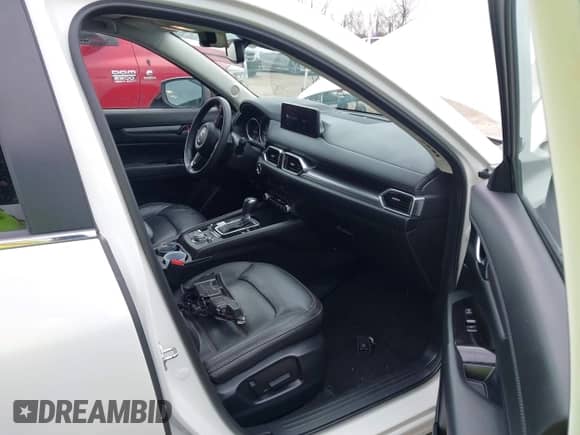 2023 Mazda CX-5 S Carbon Edition z VIN JM3KFBCM8P0187510, wystawiony jako IAAI lot #42628848 z przebiegiem 42 972 mil mil oraz . Historia ofert i sprzedaży dostępna na DreamBid. Obrazek 5.