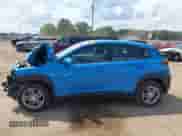 2020 Hyundai Kona SE z VIN KM8K12AA2LU471679, wystawiony jako IAAI lot #42974204 z przebiegiem 97 747 mil mil oraz . Historia ofert i sprzedaży dostępna na DreamBid. Obrazek 14.