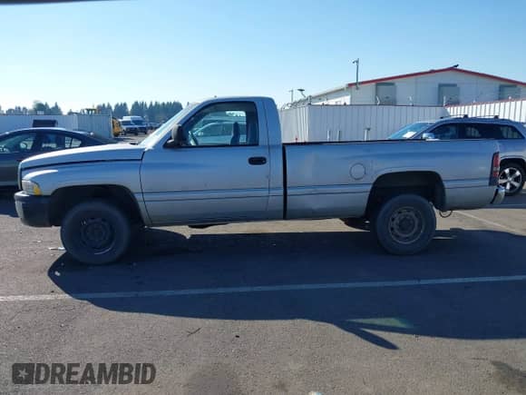 2001 Dodge 2500 z VIN 3B7KC26Z21M558979, wystawiony jako IAAI lot #43294936 z przebiegiem 191 626 mil mil oraz . Historia ofert i sprzedaży dostępna na DreamBid. Obrazek 14.
