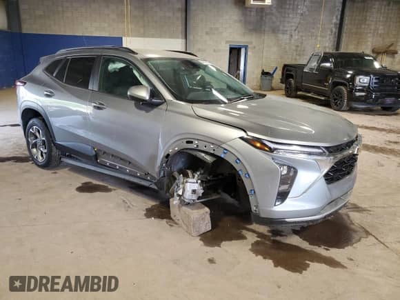 2024 Chevrolet Trax LT с VIN KL77LHE25RC106449, выставлен на аукционе Copart как лот 84739295 с пробегом 42 022 миль миль и Списание • Salvage title. История ставок и продаж доступна на DreamBid. Изображение 4.