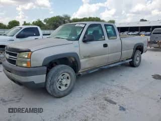 2006 Chevrolet Silverado 2500HD Work Truck z VIN 1GCHC29U66E212053, wystawiony jako Copart lot #70175065 z przebiegiem 176 835 mil mil oraz Czysty tytuł • Clean title. Historia ofert i sprzedaży dostępna na DreamBid. Obrazek 1.