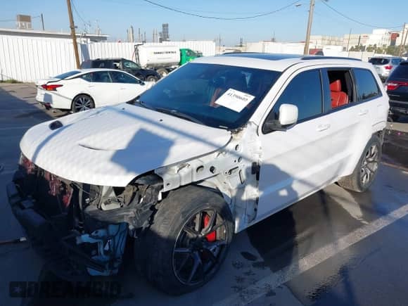 2017 Jeep Grand Cherokee SRT z VIN 1C4RJFDJ7HC600227, wystawiony jako IAAI lot #41390600 z przebiegiem 96 841 mil mil oraz . Historia ofert i sprzedaży dostępna na DreamBid. Obrazek 19.