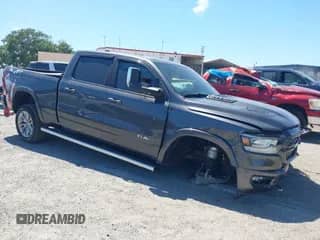 2022 Ram 1500 Laramie z VIN 1C6SRFRM6NN217271, wystawiony jako IAAI lot #42311580 z przebiegiem 10 889 mil mil oraz . Historia ofert i sprzedaży dostępna na DreamBid. Obrazek 1.