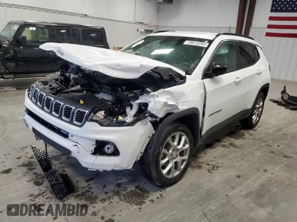 2024 Jeep Compass Latitude Lux с VIN 3C4NJDFN0RT103948, выставлен на аукционе Copart как лот 78613254 с пробегом 5 647 миль миль и Списание • Salvage title. История ставок и продаж доступна на DreamBid. Изображение 1.