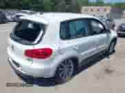 2017 Volkswagen Tiguan S с VIN WVGBV7AX2HK048898, выставлен на аукционе IAAI как лот 42411760 с пробегом 72 578 миль миль и . История ставок и продаж доступна на DreamBid. Изображение 4.