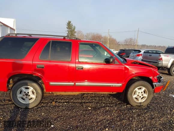 2000 Chevrolet Blazer LT with VIN 1GNDT13W9Y2394720, listed as a IAAI auction lot 41771294 with 184,681 mi miles and . Bid and sale history available at DreamBid. Image 13.